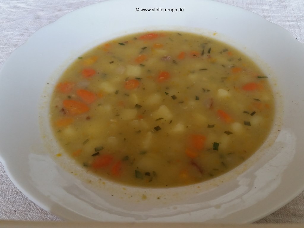 Teller Erbsensuppe